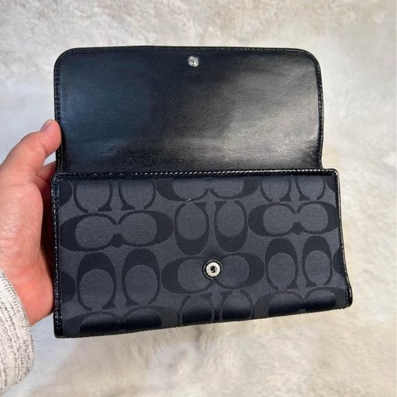COACH woman’s wallet. Black. Authentic leather. 17 compartments. Beautiful. - Picture 7 of 8